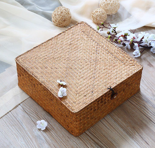 Woven sedge box with 4 compartments